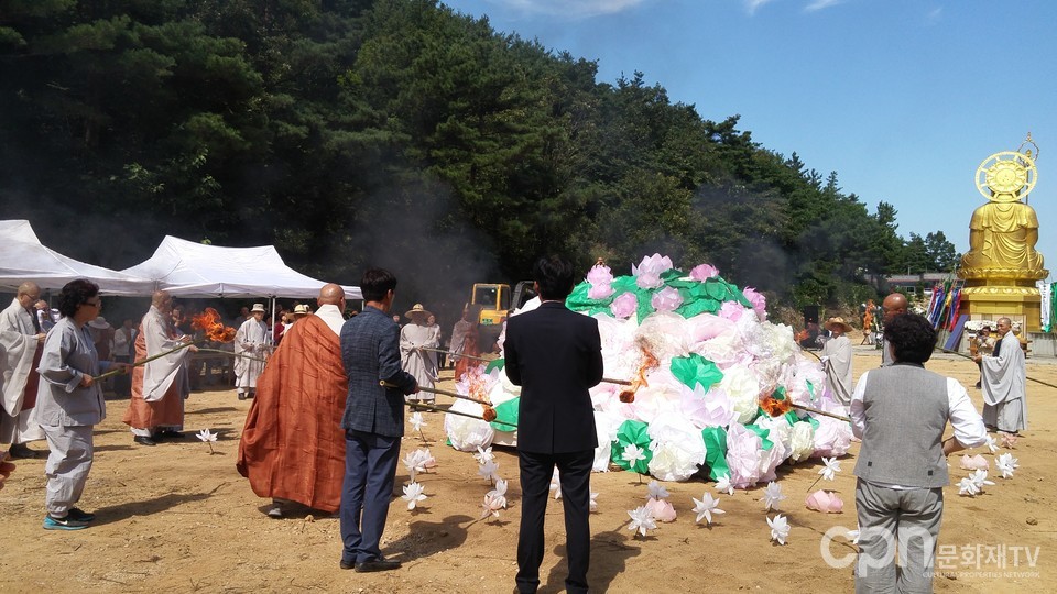 불교식 장례에서 지화를 태워 공양하는 모습 (사진 = CPN문화재TV)