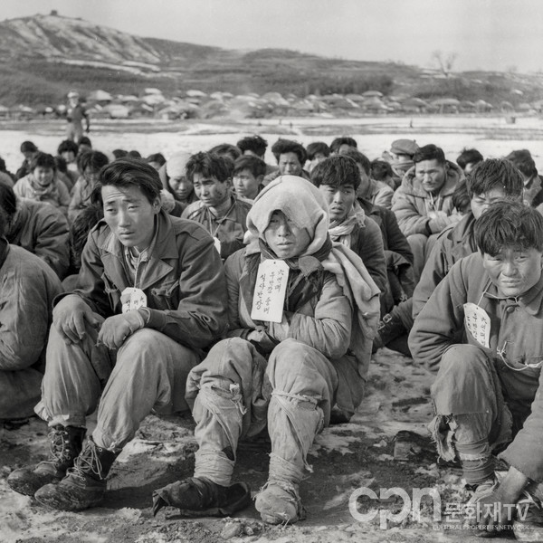 전남 담양공터에 모인 북한인민군과 부역 포로들(사진=문화재청)