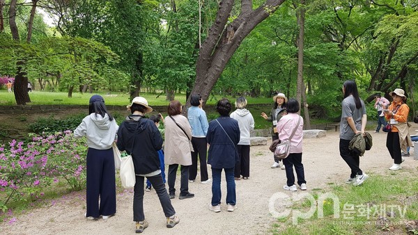 역사와 함께하는 창경궁 나무이야기에 참여한 관람객들(출처=문화재청)