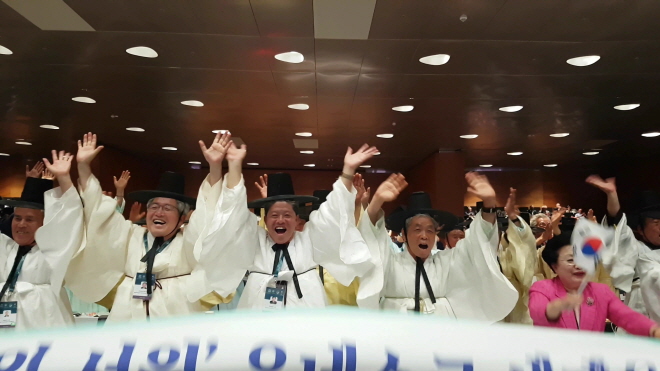 ▲‘한국의 서원’ 세계유산 등재를 기뻐하는 서원 유사들 (사진=문화재청)