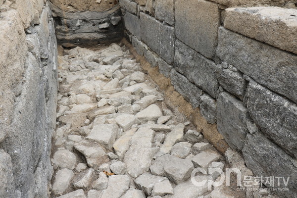 화장실 유구 하부 바닥석과 가장자리 밀봉토(사진=문화재청)