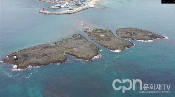 두 개의 서로 다른 방향성을 보이는 주상절리로 구분된 오도리 주상절리 섬(사진=문화재청)
